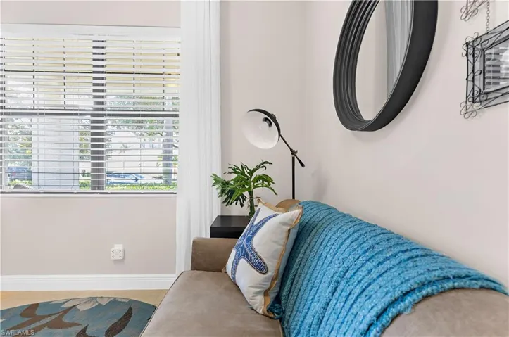 Neutral wall paint with window blinds