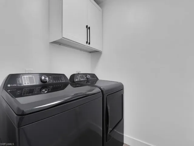 Laundry room with cabinets and independent washer and dryer