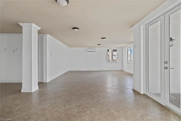 First floor by the pool - Family room
