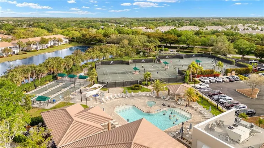 Resort-style pool, bocce, fire pits, har-tru tennis