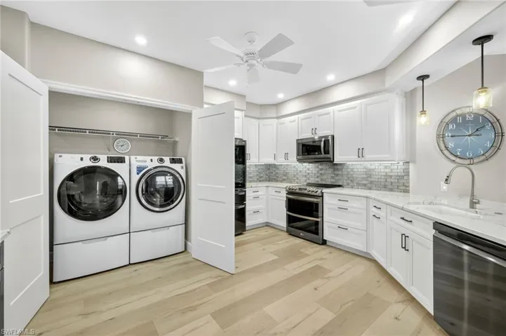 2022 GE Frontload washer & dryer on pedestals with drawers