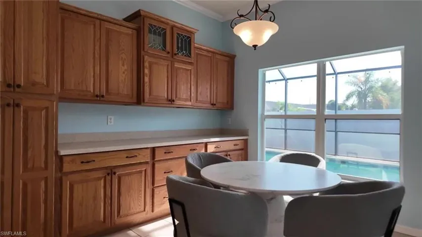 Dining area with crown molding