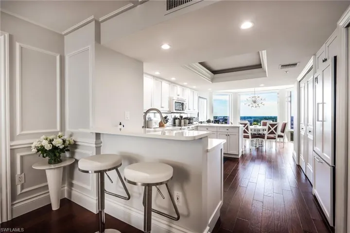 Breakfast Bar/Kitchen