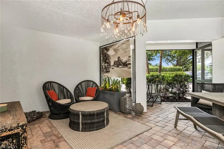 1004 7th St S, Naples, Florida 34102