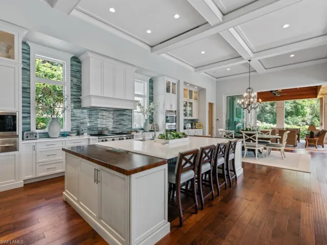 Kitchen and breakfast area