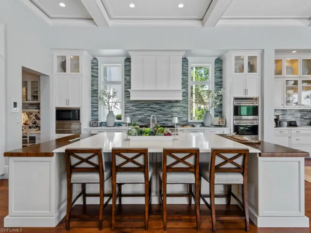 Kitchen breakfast bar