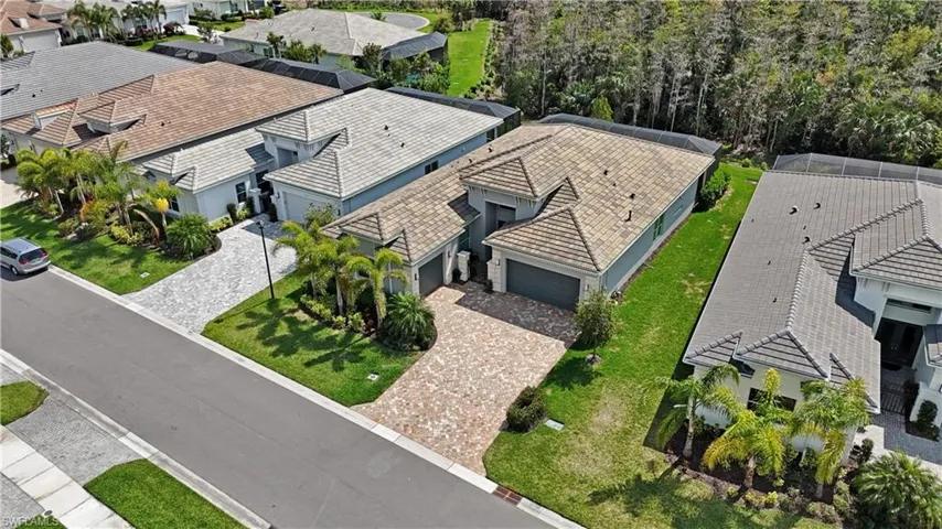 Birds eye view of property featuring a residential view