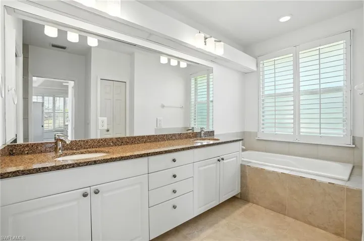 Master bath double sinks, soaking tub & separate shower