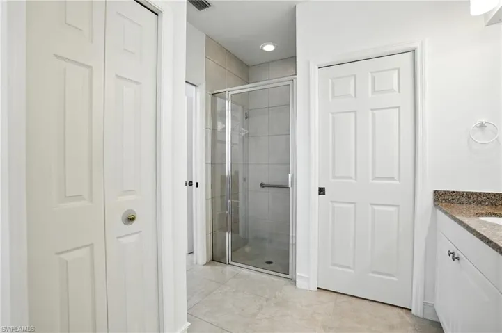Master bath double sinks, soaking tub & separate shower