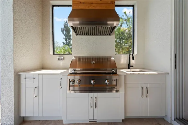 OUTDOOR KITCHEN