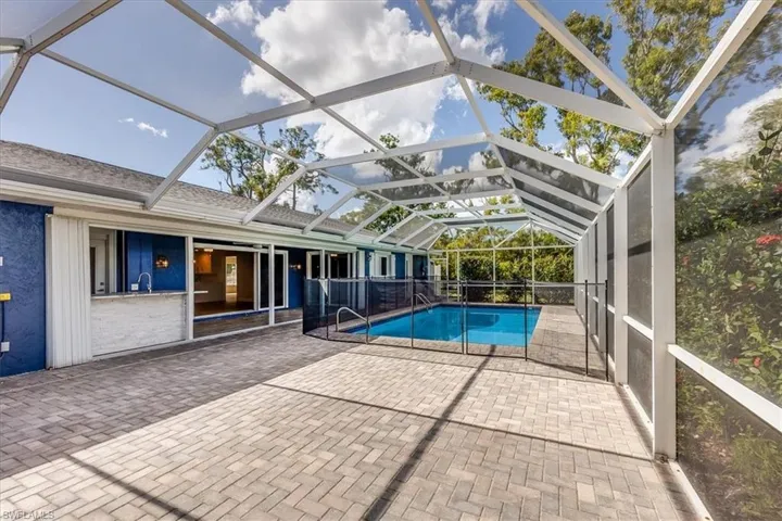 Large Lounge/Patio Area