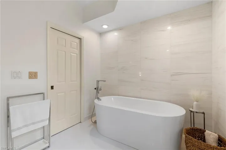 luxury master tub