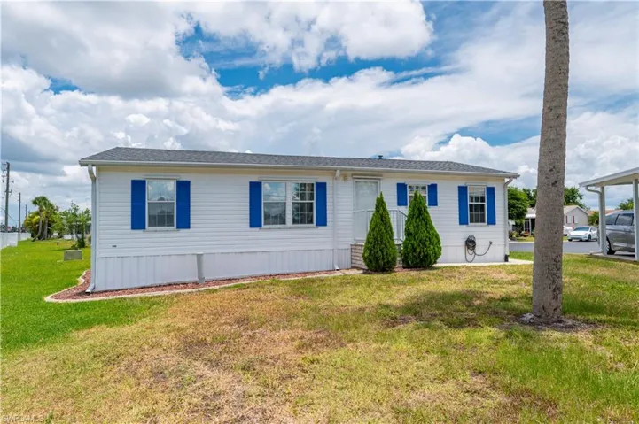 Manufactured / mobile home featuring a front yard