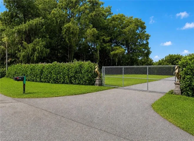 565 6th St Se, Naples, Florida 34117