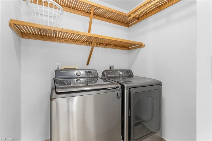 Laundry area featuring washer and clothes dryer and electric dryer hookup