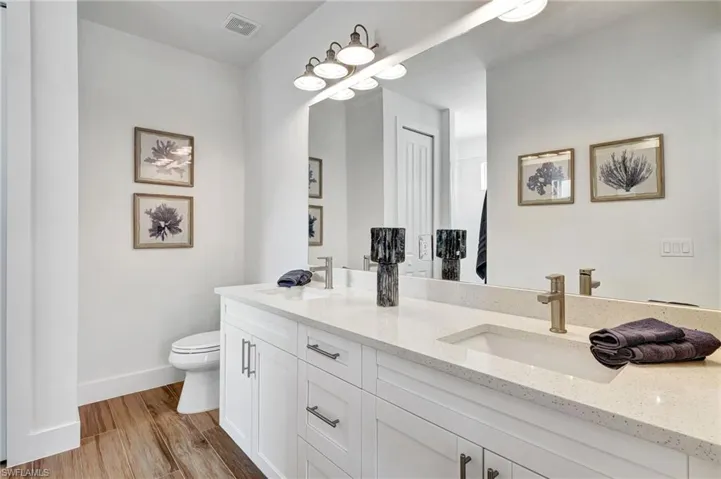 En-suite Mater Bathroom featuring a double vanity