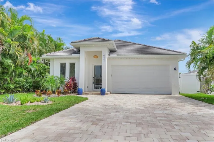 View of front facade with a garage and a front yard