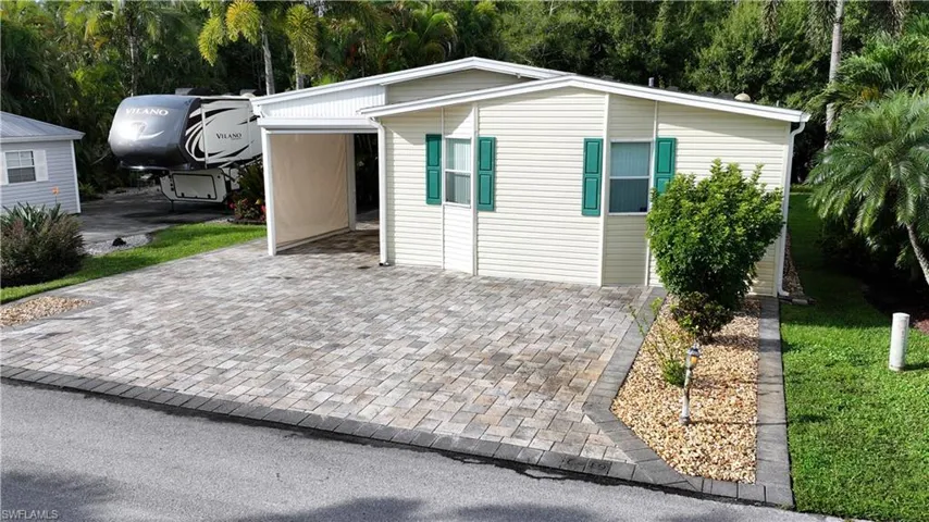 Manufactured / mobile home with decorative driveway
