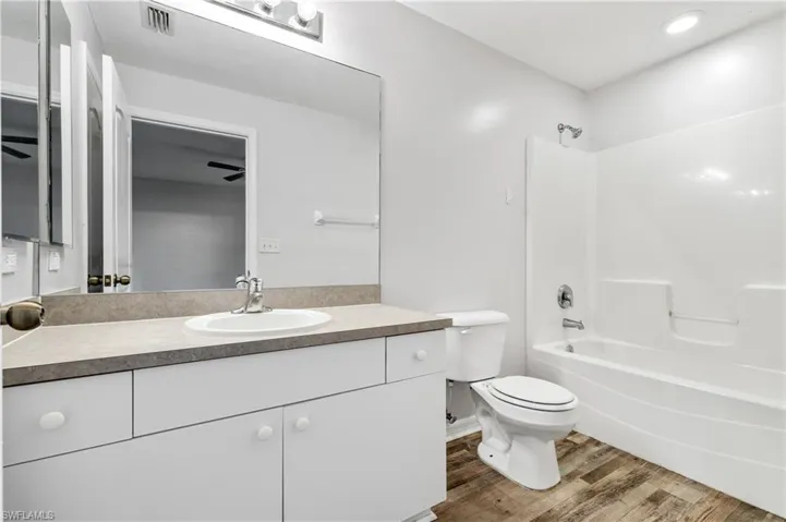 Primary ensuite with shower/tub combination