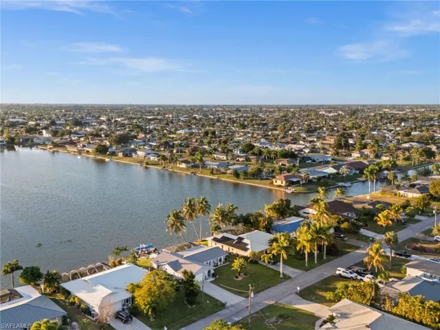 Yes; this home is close to shopping, dining, beaches, golf, the gulf and so, so much more. Even within close proximity to the Cape Coral Hospital.