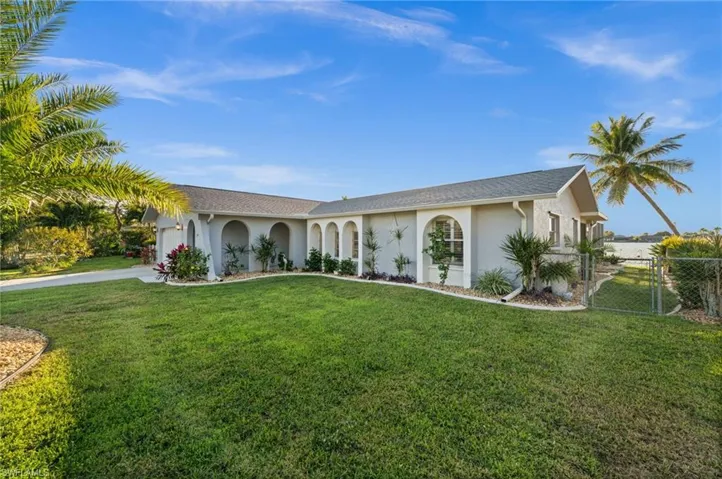 Well-maintained. Well manicured. Abundant landscaping. Fenced? Yes!