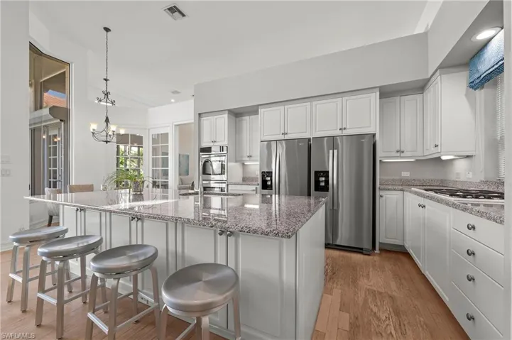Kitchen w/Large Island/Breakfast Bar