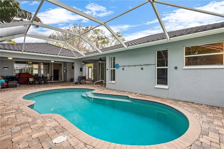 Courtyard with separate entrance.
