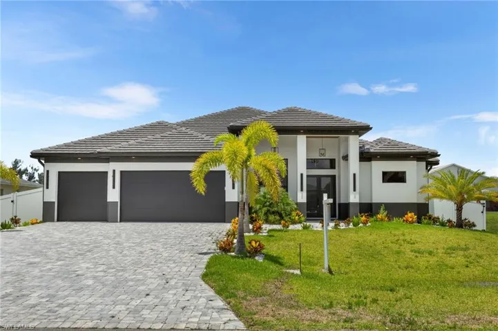 It features 2,420 sq ft of living area withBRIGHT and OPEN LAYOUT designed for bothEVERYDAY COMFORT and UPSCALEENTERTAINING