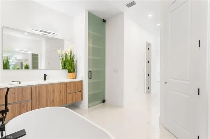 Dual sinks, CUSTOM VANITIES and QUARTZSURFACES for a truly REJUVENATING Experience