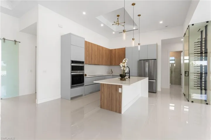CHEF-INSPIRED KITCHEN equipped withSTAINLESS STEEL APPLIANCES