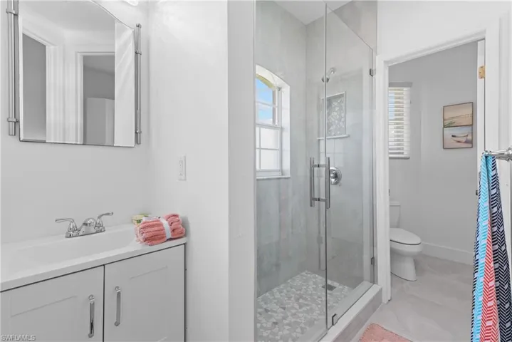 Jack and Jill bath connects the 2 guest bedrooms.