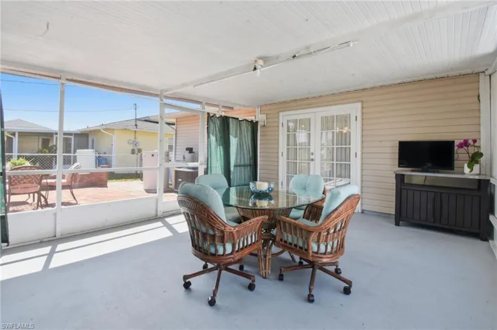 Large covered/enclosed lanai