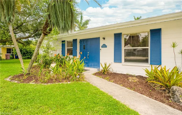 View of front facade featuring a front yard