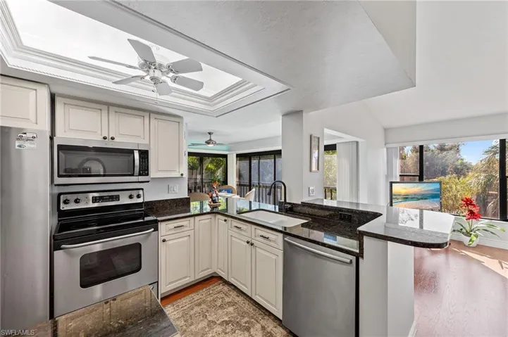 Newer appliances, spacious kitchen.