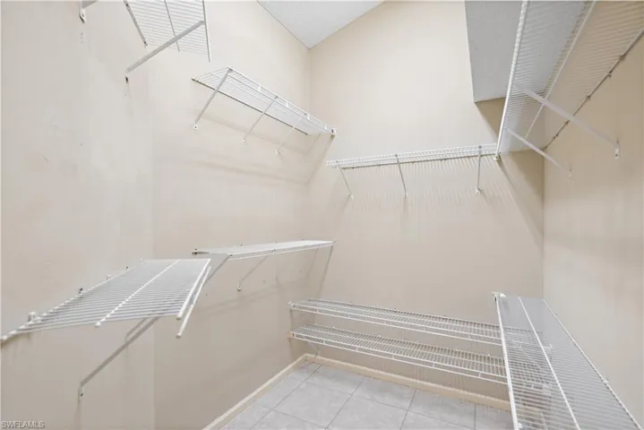 Built-in wire shelving system, multiple wire shelves, and neutral wall tones