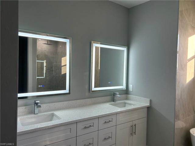Custom double sink with regular lights