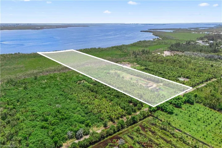 Aerial view highlighting the property’s vast size and waterfront exposure.