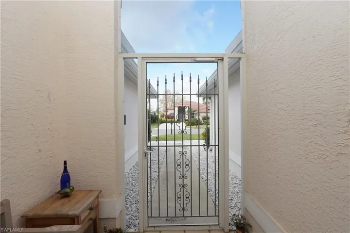 front entry has screen enclosure to walkway