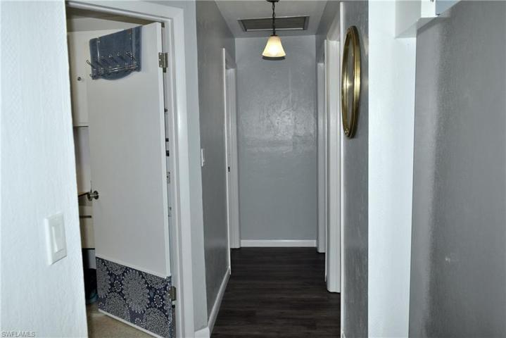 Hallway to bed 2 and 3