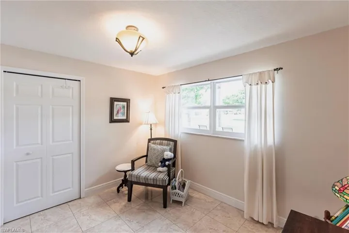 Sitting room with baseboards