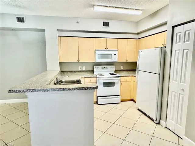 1200  Reserve  WAY, Naples, FL 34105