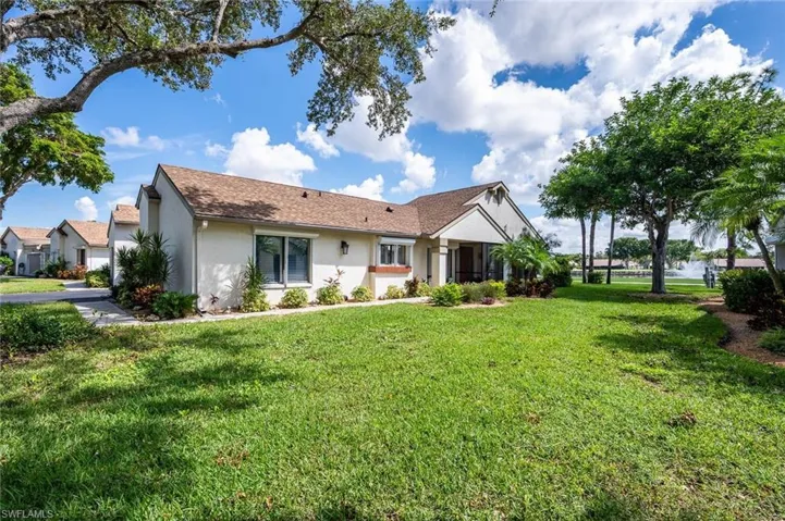 View of front of house featuring a front yard