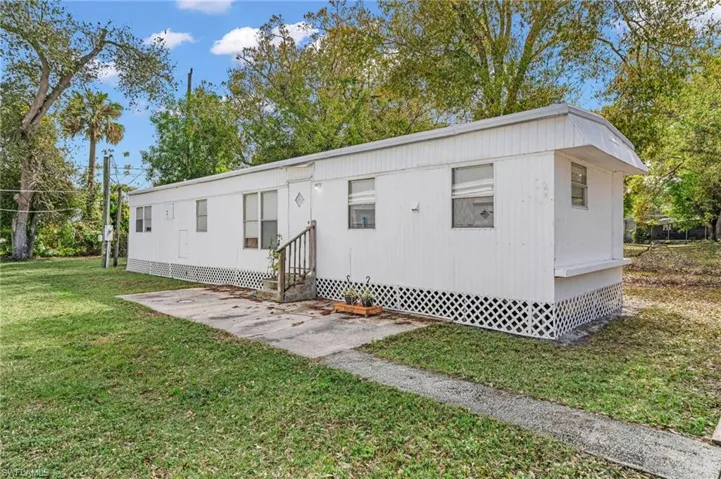 Manufactured / mobile home with a front yard
