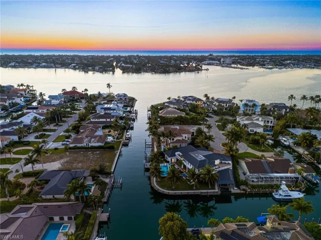 1670 Dolphin Ct, Naples, Florida 34102