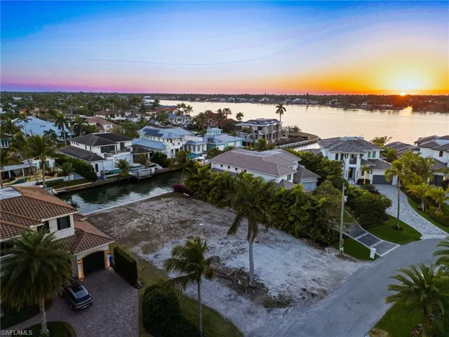 1670 Dolphin Ct, Naples, Florida 34102