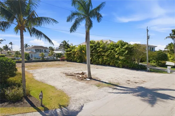 1670 Dolphin Ct, Naples, Florida 34102