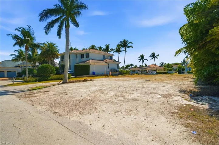 1670 Dolphin Ct, Naples, Florida 34102