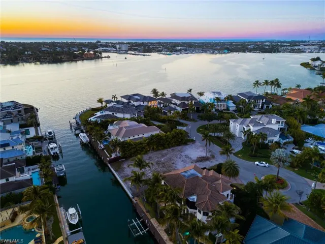 1670 Dolphin Ct, Naples, Florida 34102
