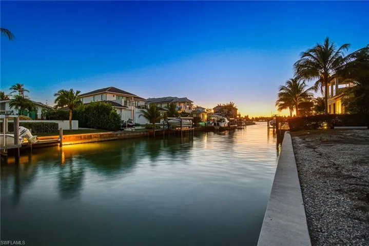 1670 Dolphin Ct, Naples, Florida 34102