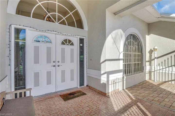 Foyer featuring lofted ceiling
